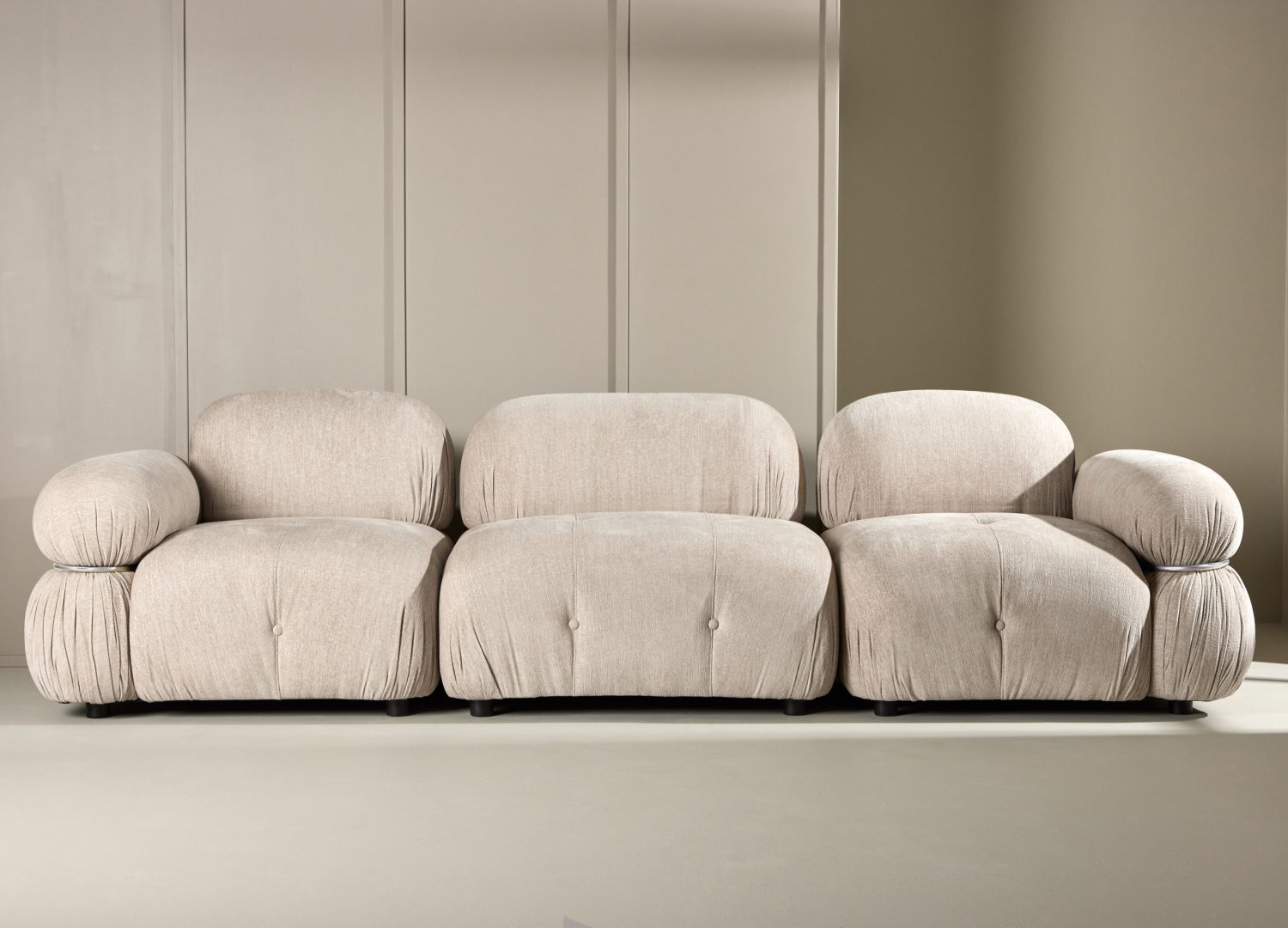Module d'angle droite Mika tissu beige 95 cm mis en scène dans un salon