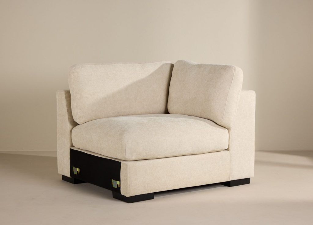 Module d'angle droite Salerno tissu beige 112 cm mis en scène dans un salon