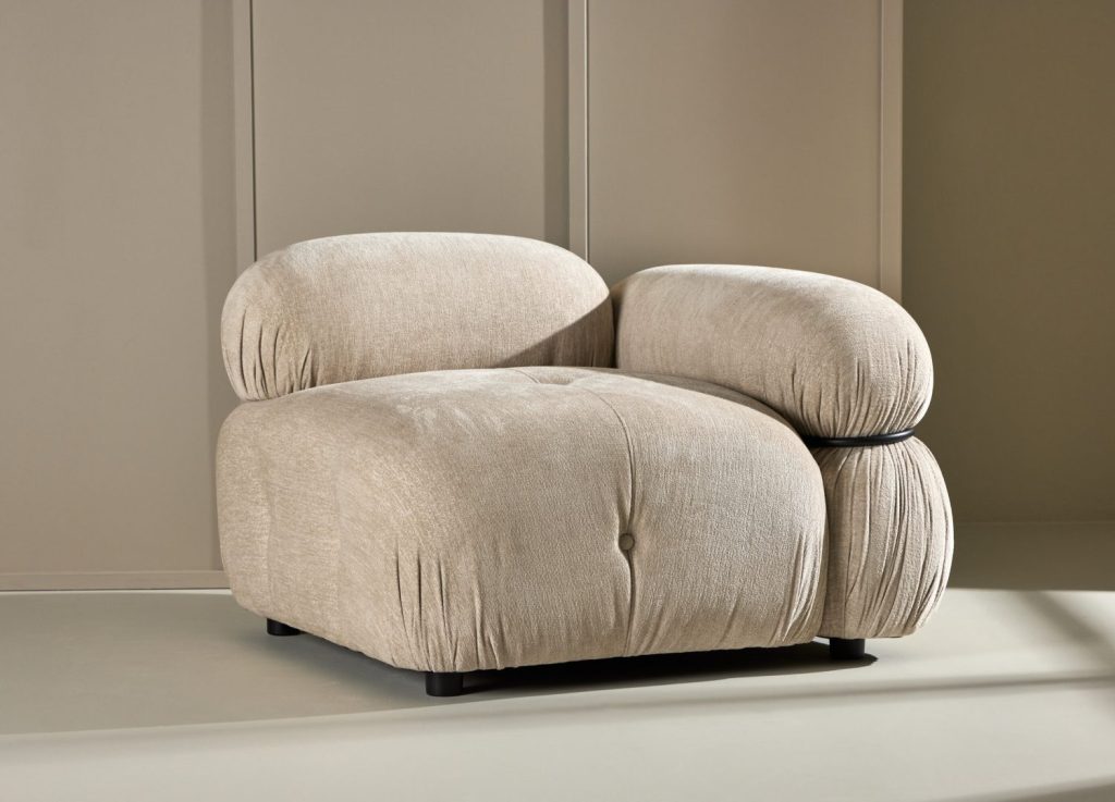 Module d'angle gauche Mika tissu beige 95 cm mis en scène dans un salon