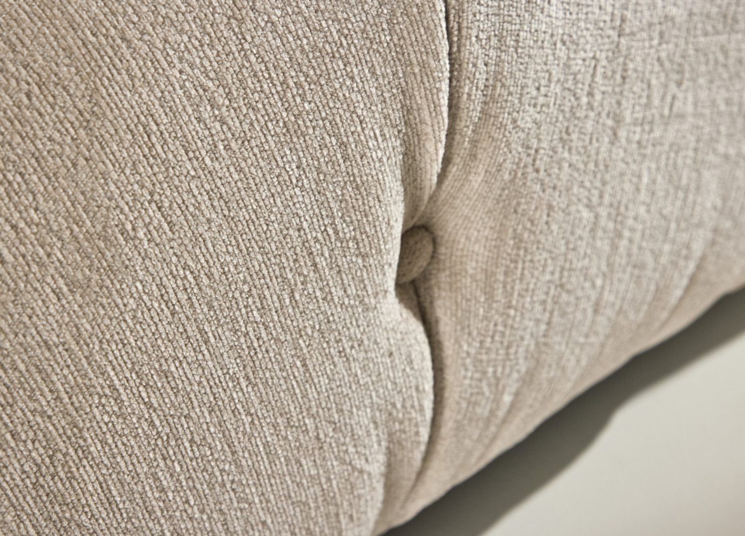 Module d'angle gauche Mika tissu beige 95 cm mis en scène dans un salon