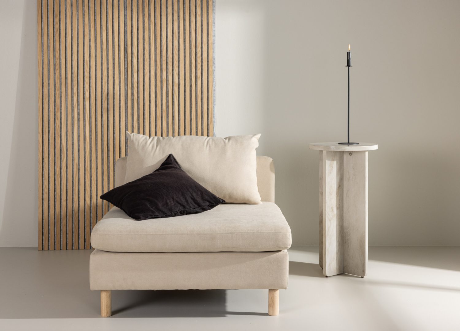 Module fauteuil Zero tissu beige 94 cm mis en scène dans un salon