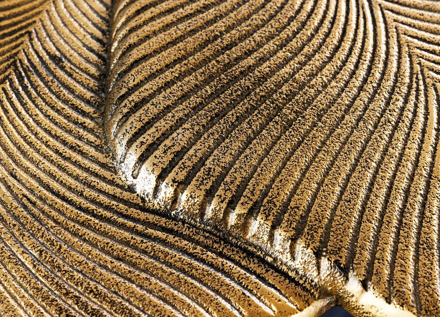 Petite table basse feuille de ginkgo métal doré et pieds noir