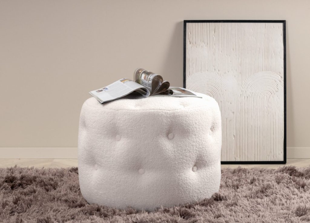 Pouf Benjamin tissu bouclette en polyester blanc Ø 55 cm mis en scène dans un intérieur
