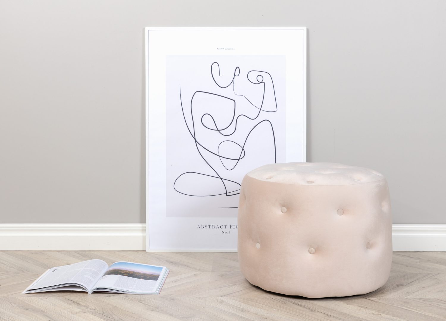 Pouf Benjamin velours en polyester blanc Ø 55 cm mis en scène dans un intérieur