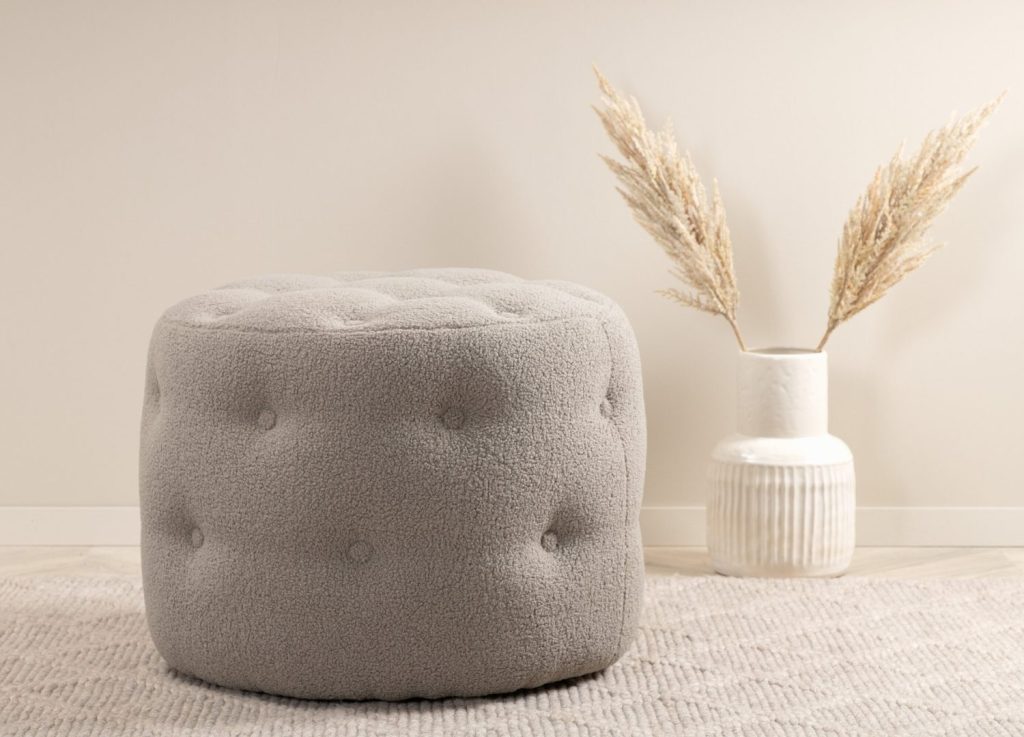 Pouf Benjamin tissu bouclette en polyester grège Ø 55 cm mis en scène dans un intérieur