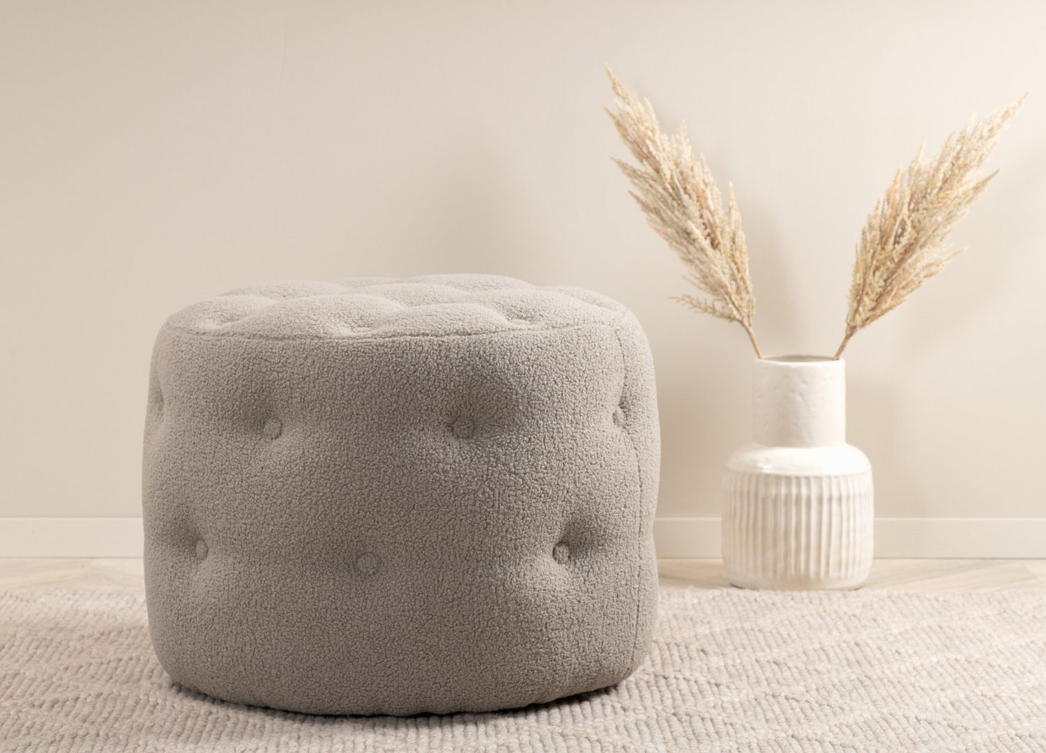 Pouf Benjamin tissu bouclette en polyester grège Ø 55 cm mis en scène dans un intérieur