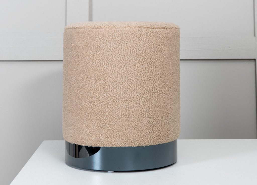 Pouf Benji tissu bouclette en polyester beige Ø 35 cm mis en scène dans un intérieur