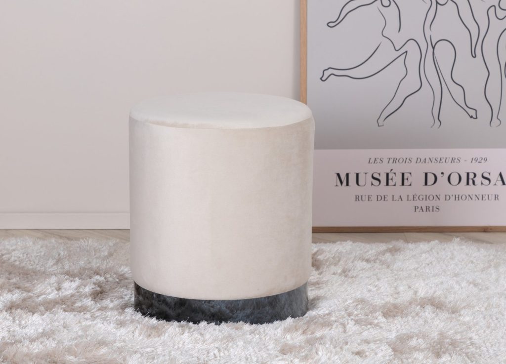 Pouf Benji velours en polyester beige Ø 35 cm mis en scène dans un intérieur