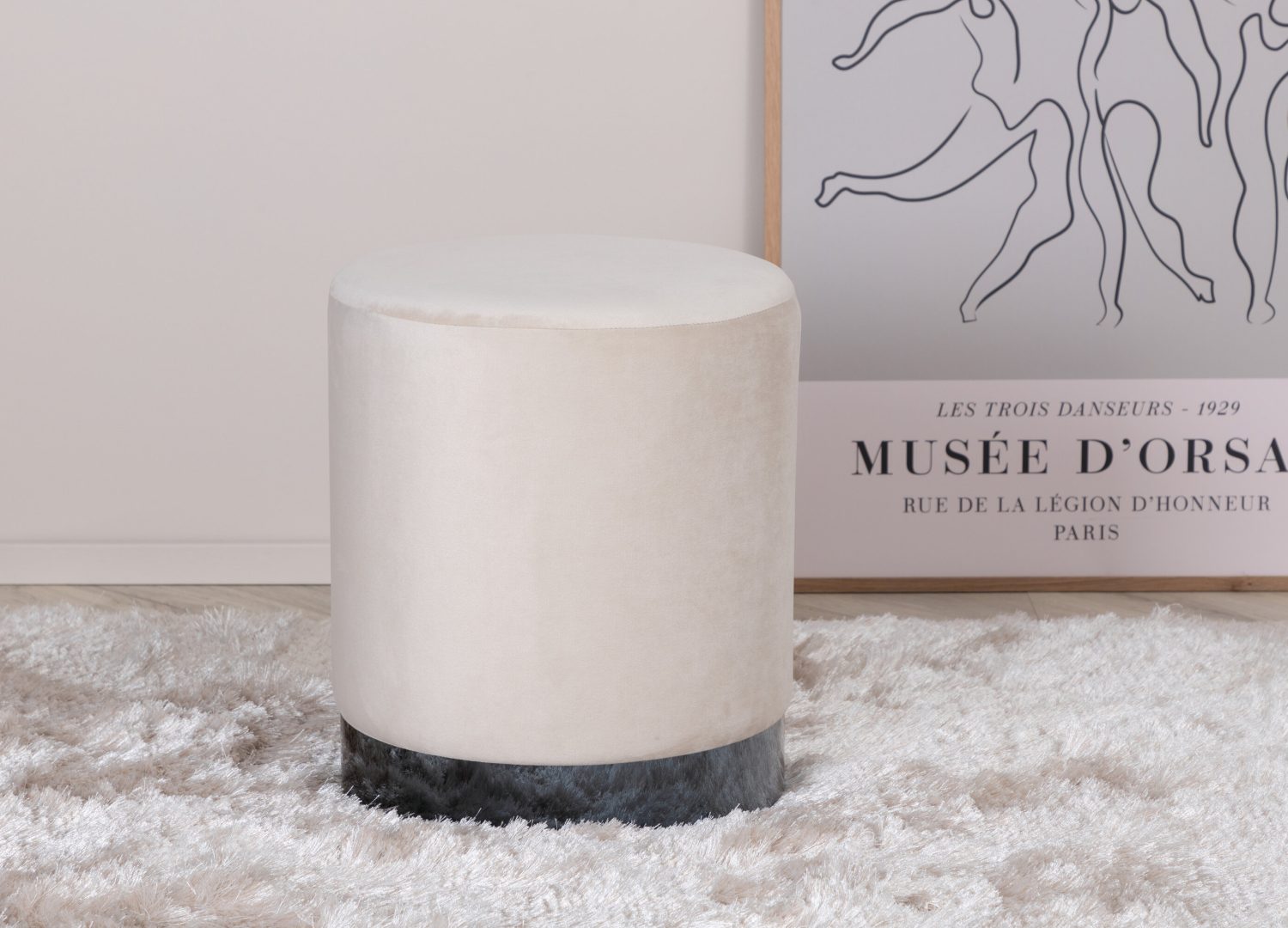 Pouf Benji velours en polyester beige Ø 35 cm mis en scène dans un intérieur