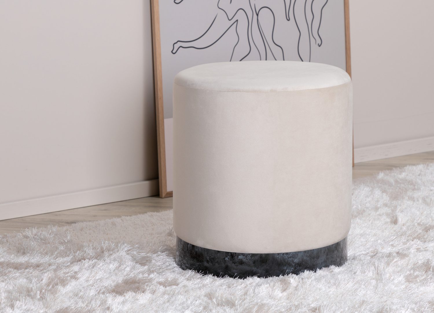 Pouf Benji velours en polyester beige Ø 35 cm présenté dans une ambiance décorative
