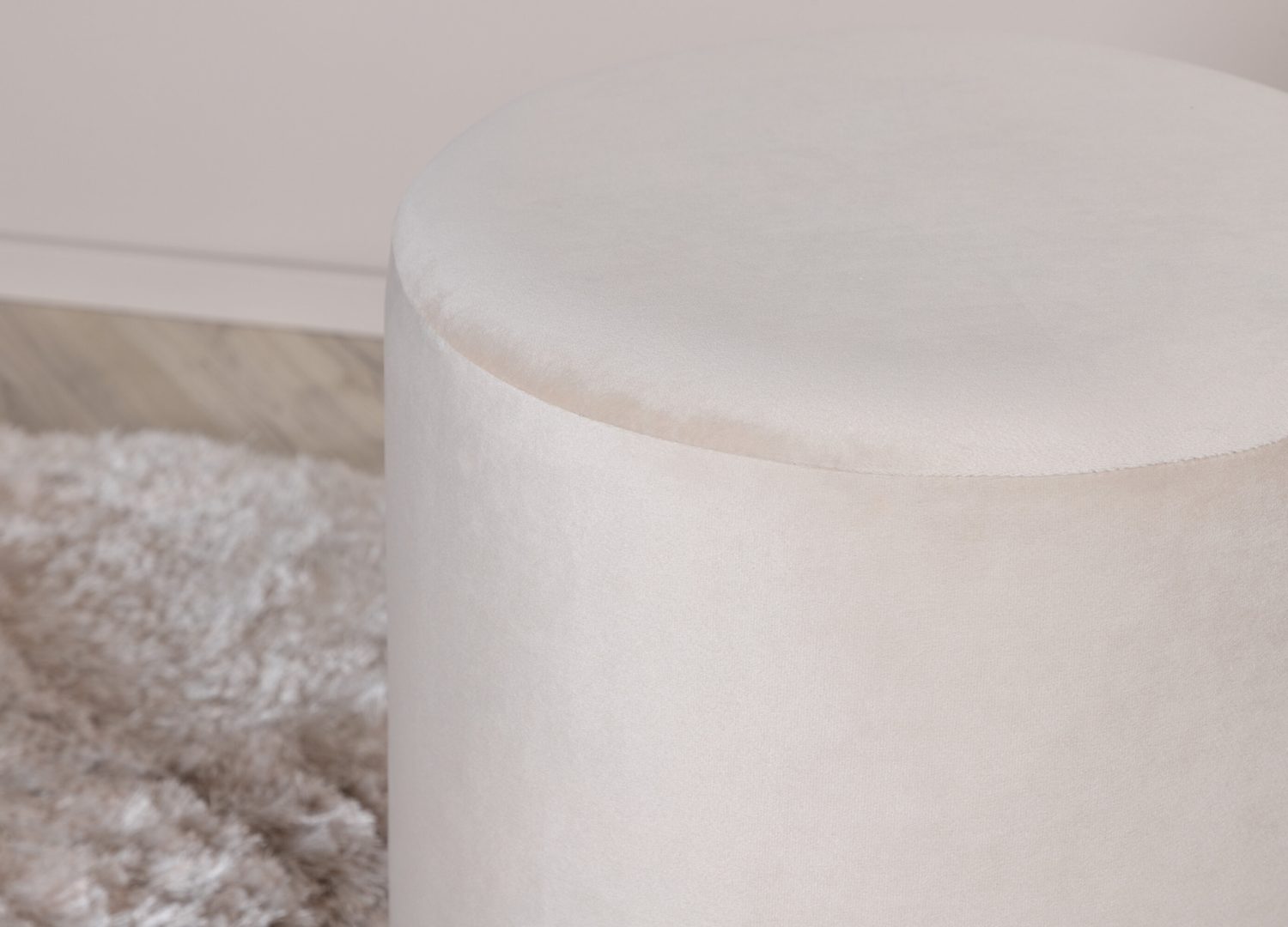 Pouf Benji velours en polyester beige Ø 35 cm présenté dans une ambiance décorative
