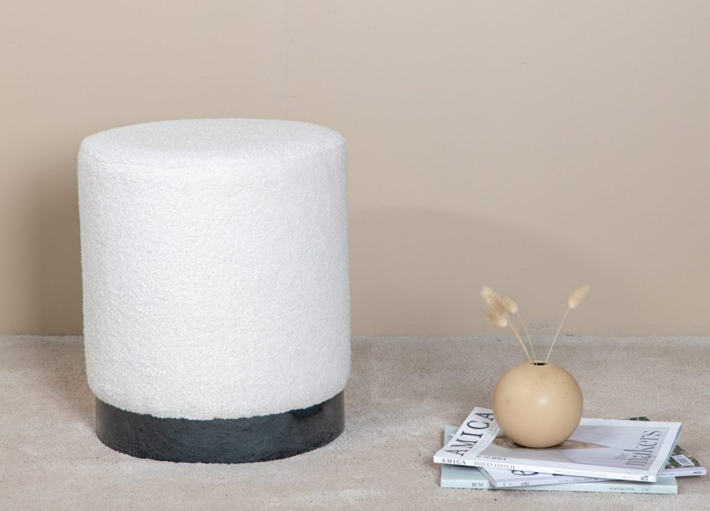Pouf Benji tissu bouclette en polyester blanc Ø 35 cm mis en scène dans un intérieur