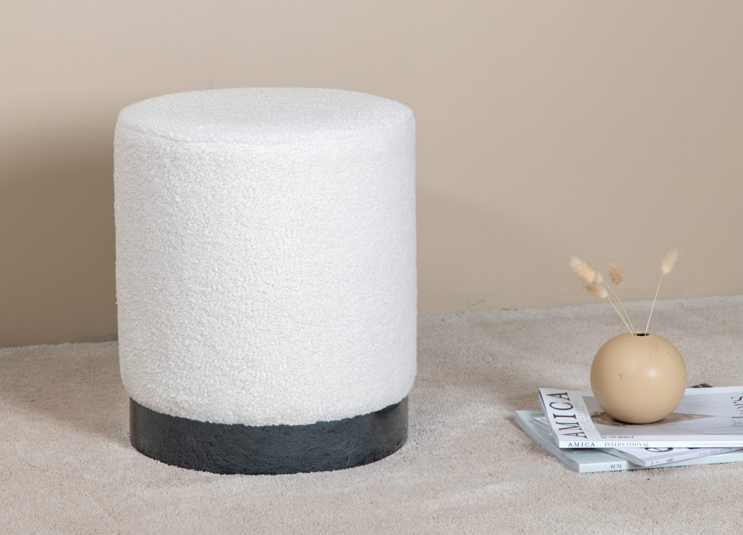 Pouf Benji tissu bouclette en polyester blanc Ø 35 cm présenté dans une ambiance décorative