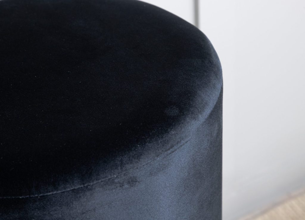 Pouf Benji velours en polyester noir Ø 35 cm mis en scène dans un intérieur