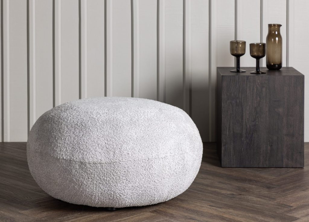 Pouf Bologna tissu bouclette en polyester gris clair 74 cm mis en scène dans un intérieur