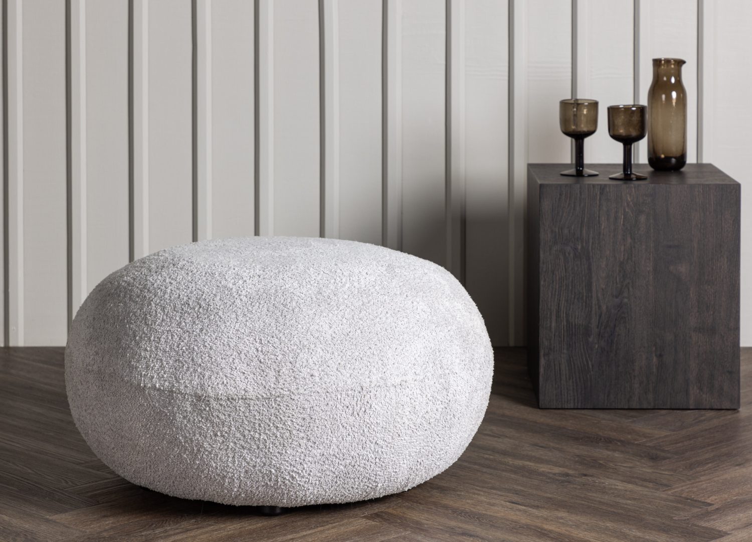 Pouf Bologna tissu bouclette en polyester gris clair 74 cm mis en scène dans un intérieur