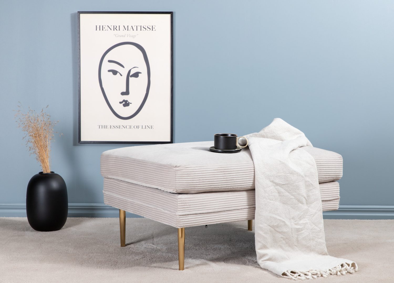 Pouf Boom velours côtelé en polyester beige 90 cm mis en scène dans un intérieur