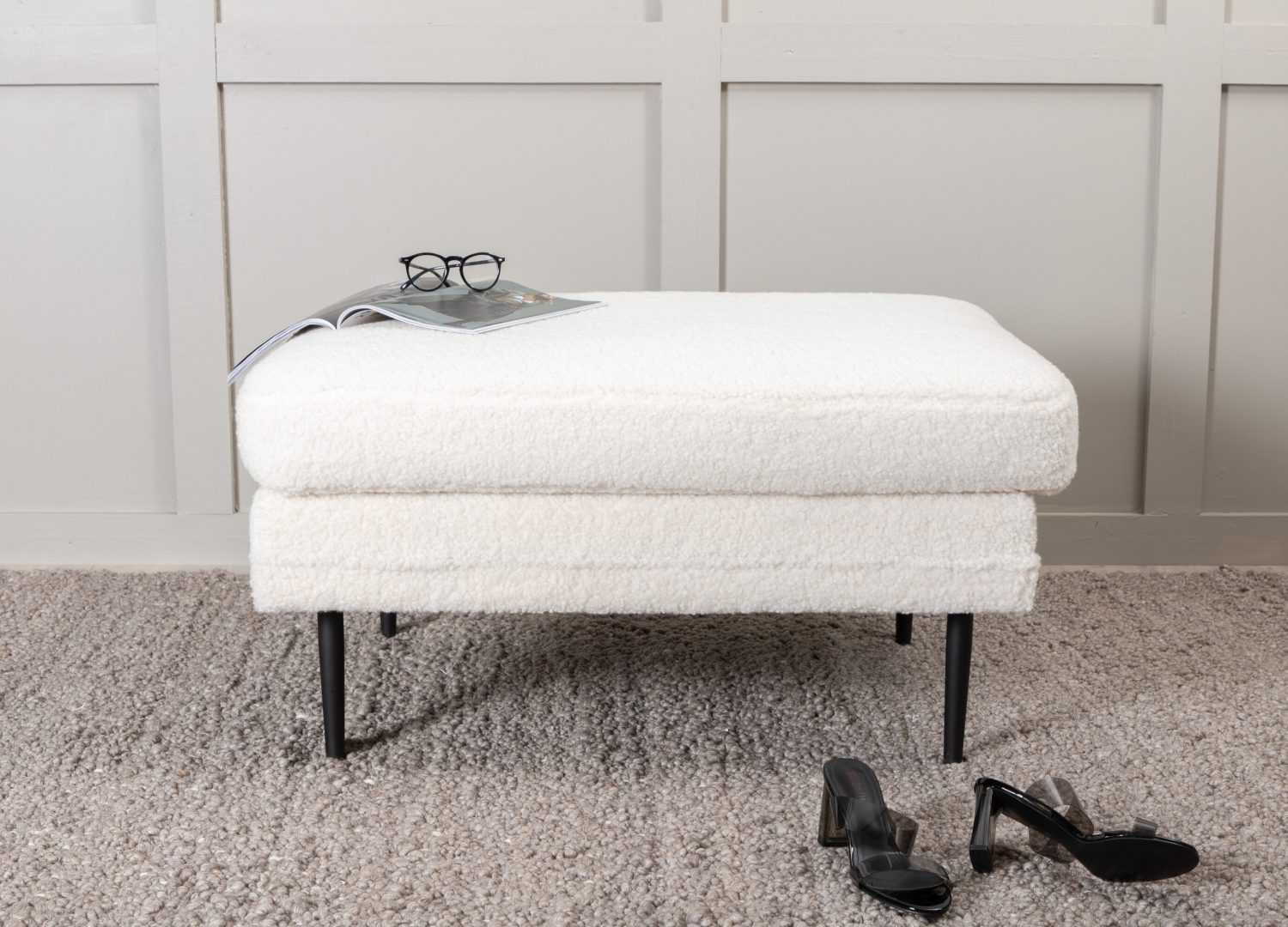 Pouf Boom tissu bouclette en polyester blanc 90 cm mis en scène dans un intérieur