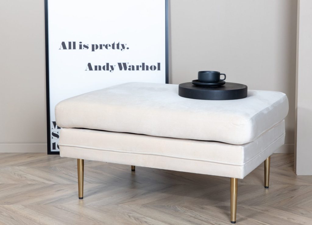 Pouf Boom velours en polyester blanc 90 cm mis en scène dans un intérieur