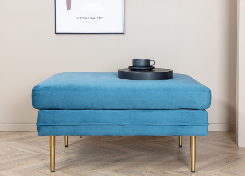 Pouf Boom velours en polyester bleu 90 cm mis en scène dans un intérieur
