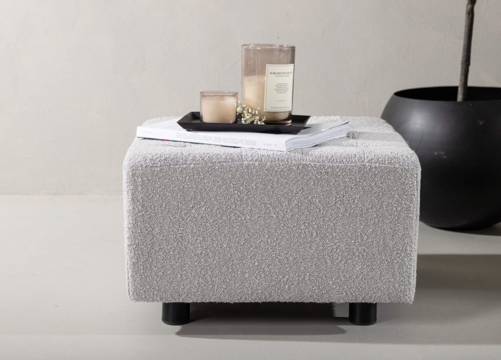 Pouf Bowie tissu bouclette en polyester gris clair 51 cm mis en scène dans un intérieur