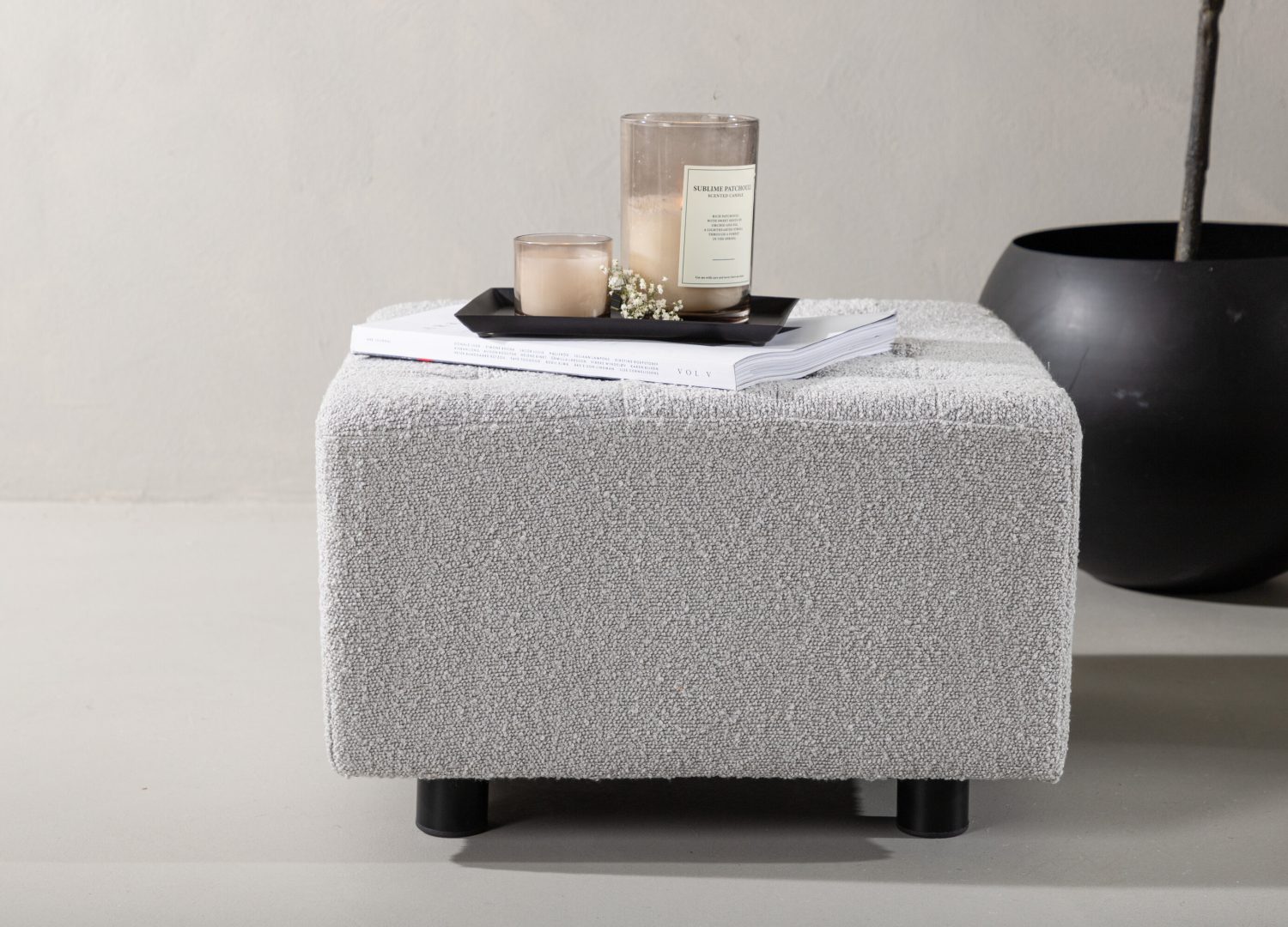 Pouf Bowie tissu bouclette en polyester gris clair 51 cm mis en scène dans un intérieur