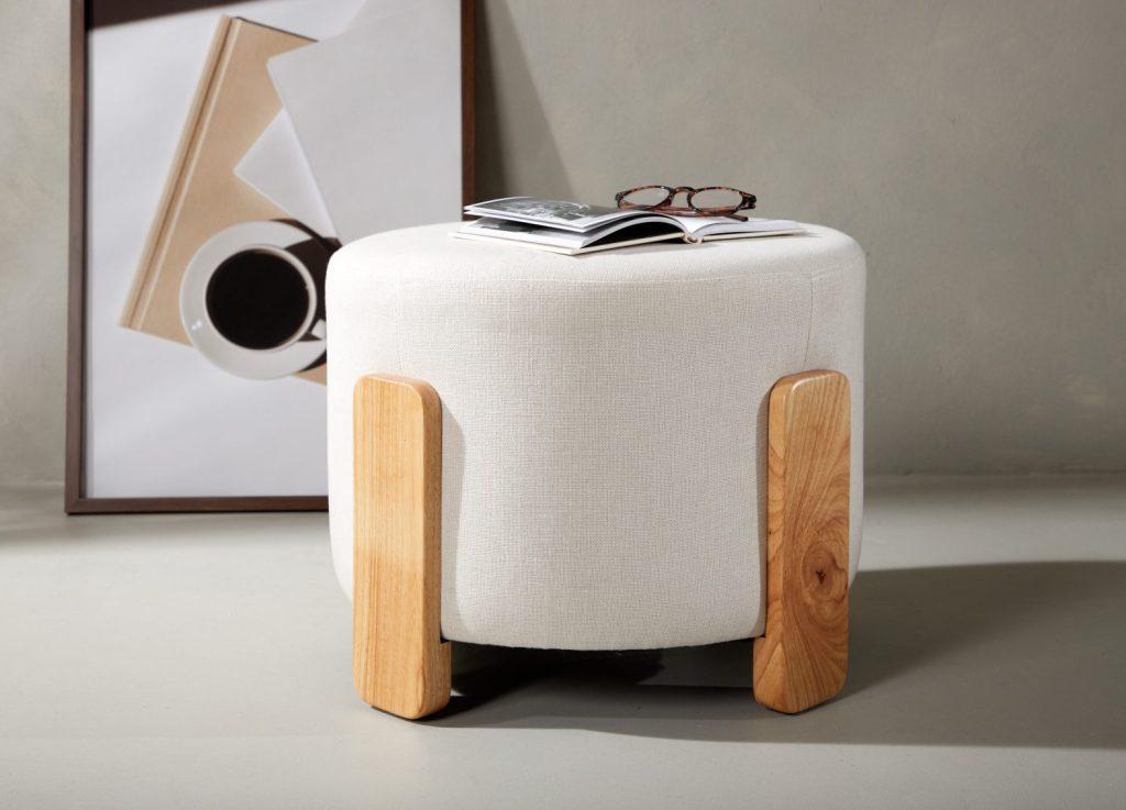 Pouf Coffey tissu polyester effet lin blanc Ø 50 cm mis en scène dans un intérieur