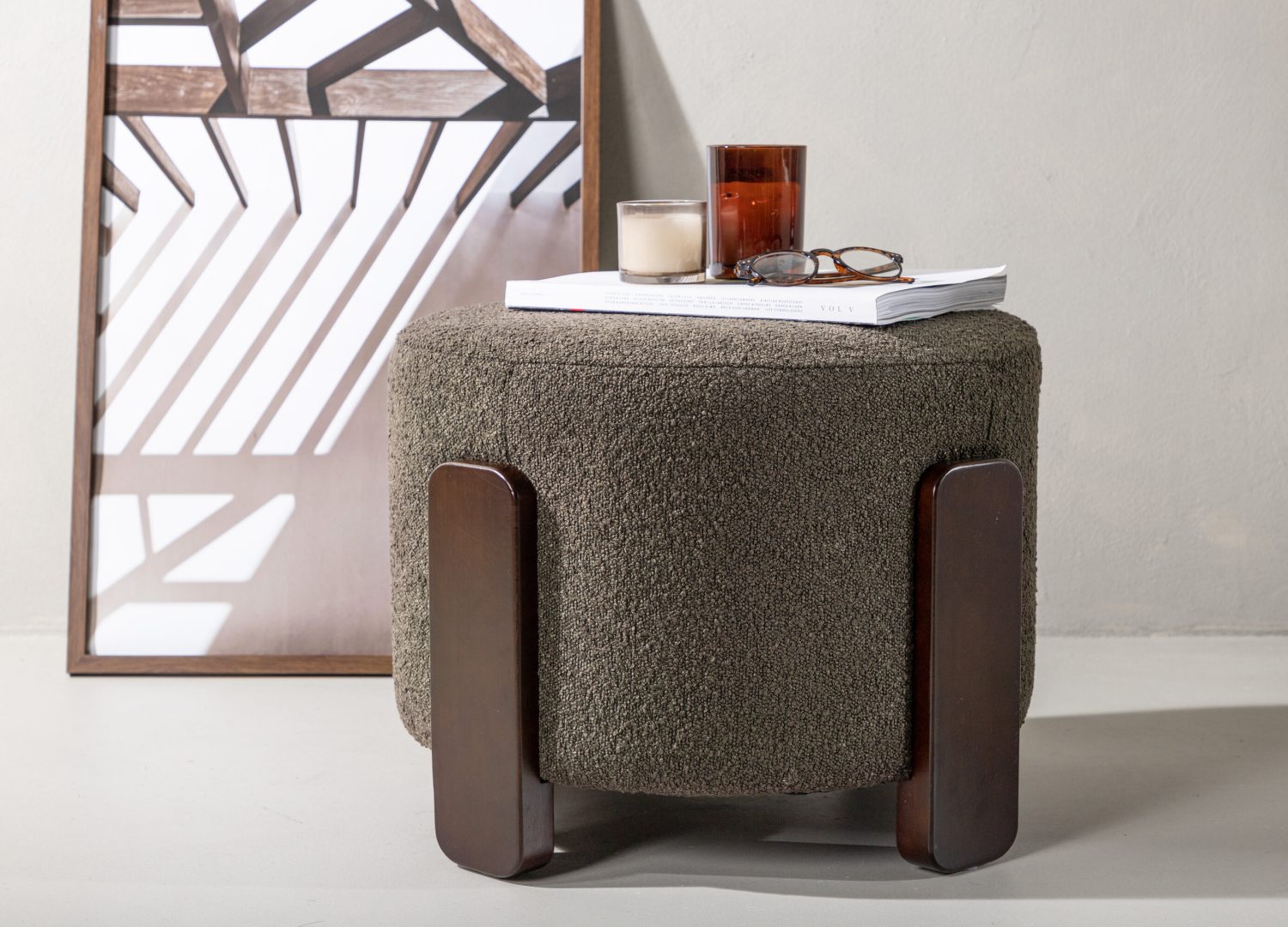 Pouf Coffey tissu bouclette en polyester gris foncé Ø 50 cm mis en scène dans un intérieur
