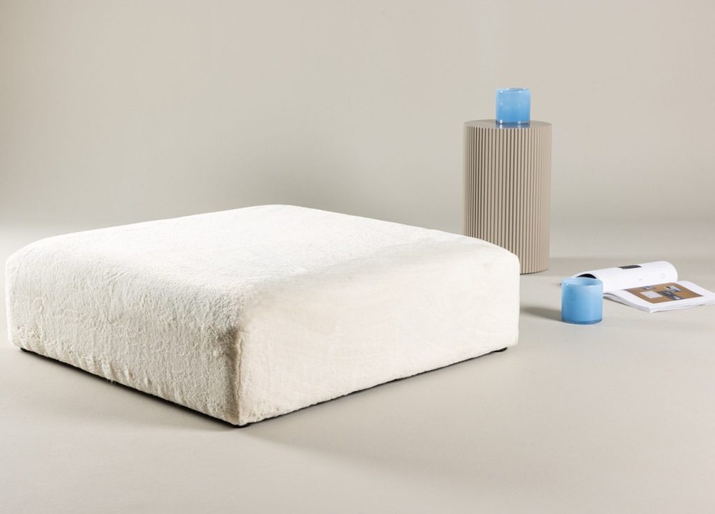 Pouf Davie tissu effet fourrure beige 100 cm mis en scène dans un intérieur
