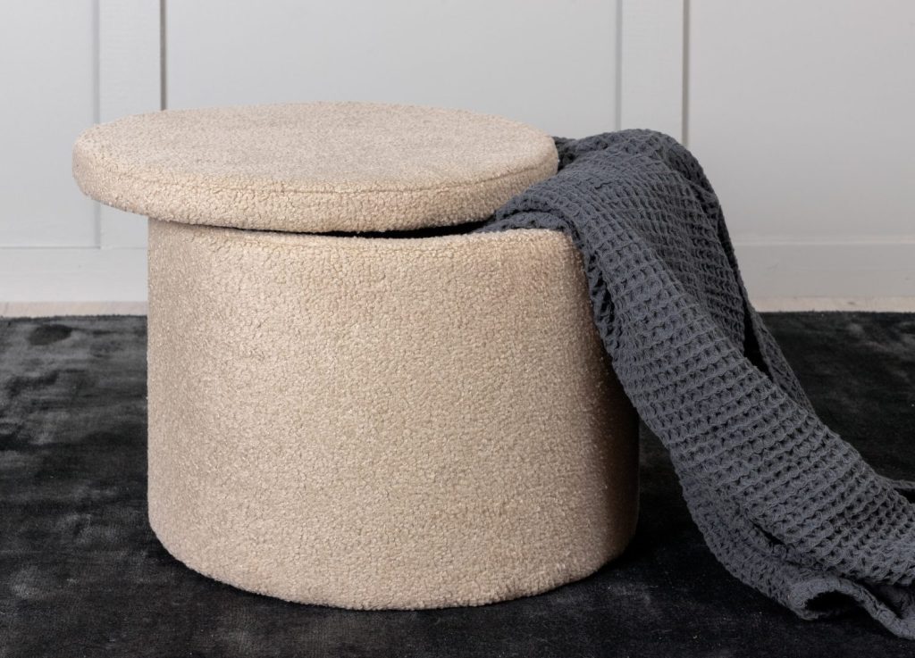 Pouf Dunken tissu bouclette en polyester beige Ø 51 cm mis en scène dans un intérieur