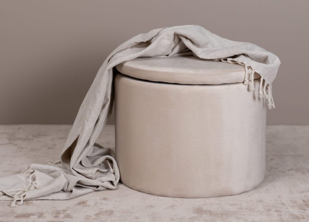 Pouf Dunken tissu bouclette en polyester beige Ø 51 cm mis en scène dans un intérieur