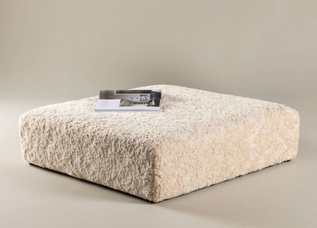 Pouf Frankie tissu effet fourrure beige 100 cm mis en scène dans un intérieur
