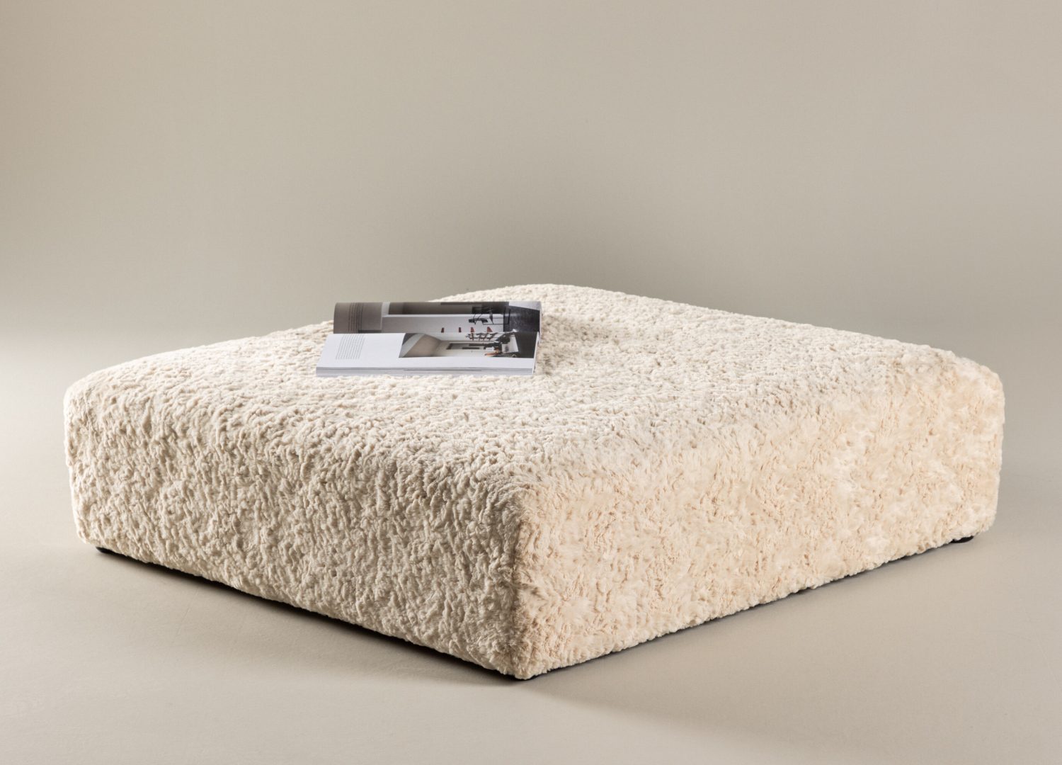 Pouf Frankie tissu effet fourrure beige 100 cm mis en scène dans un intérieur
