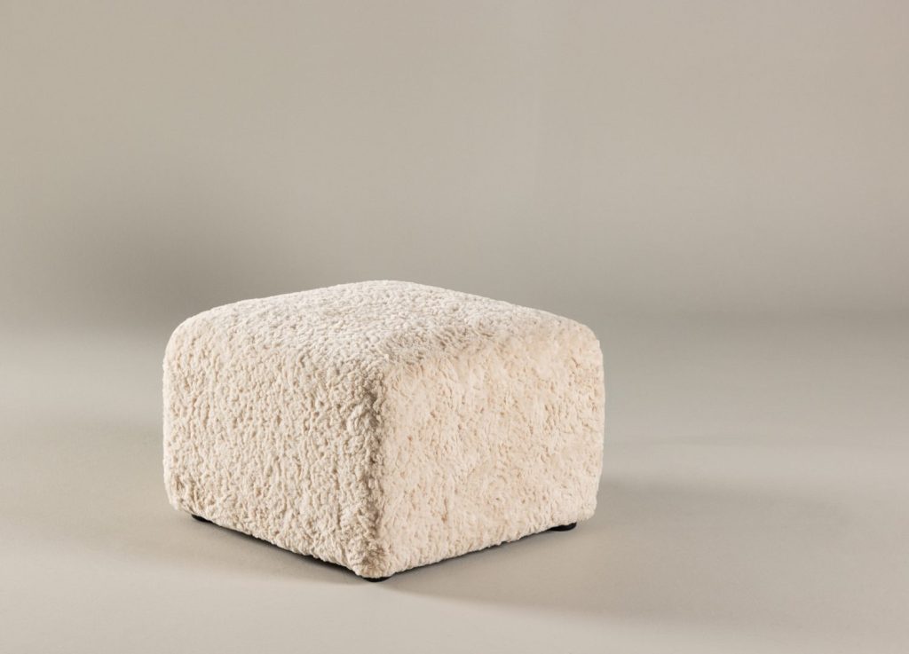 Pouf Frankie tissu effet fourrure beige 50 cm mis en scène dans un intérieur