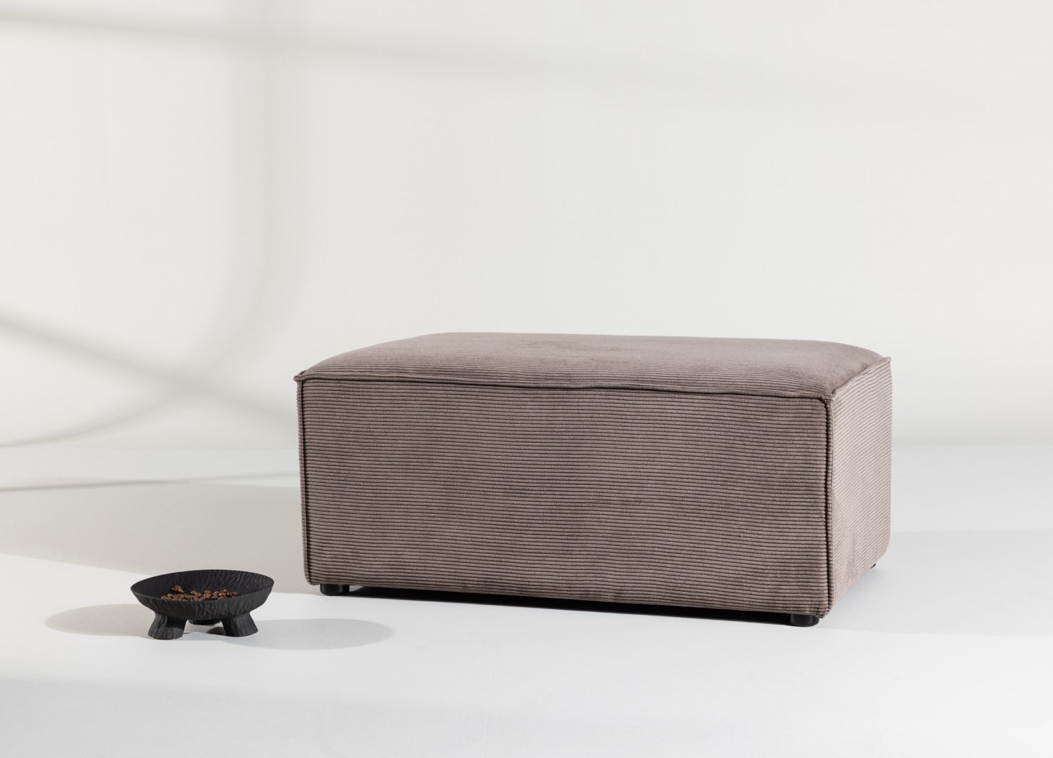 Pouf Gillholmen velours côtelé en polyester marron 92 cm mis en scène dans un intérieur