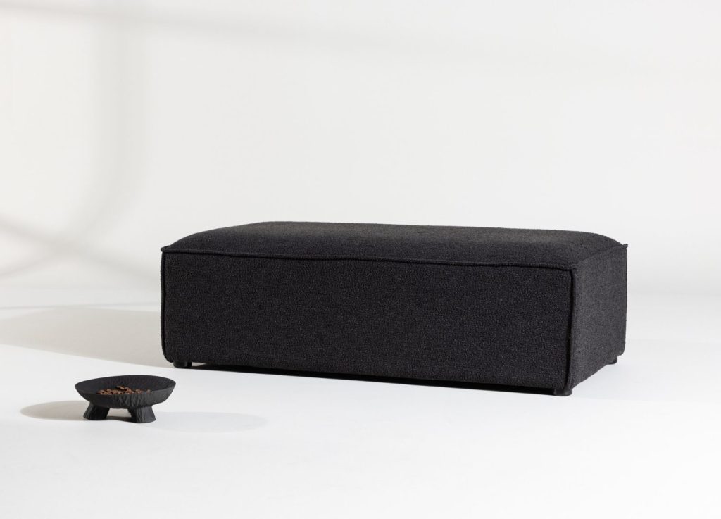 Pouf Gillholmen tissu bouclette noir 112 cm mis en scène dans un intérieur