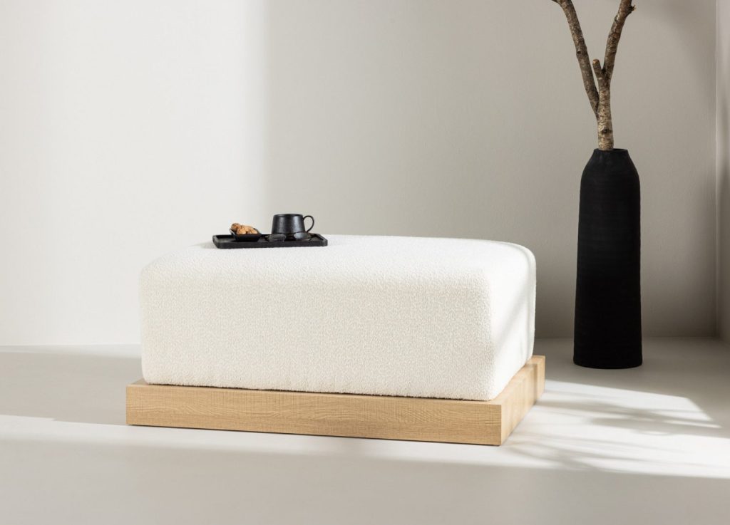 Pouf Ivy tissu bouclette blanc 100 cm mis en scène dans un intérieur