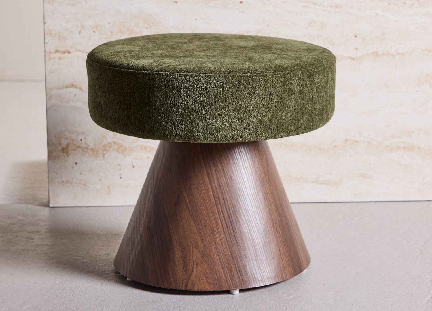 Pouf Lanzo polyester vert Ø 48 cm mis en scène dans un intérieur