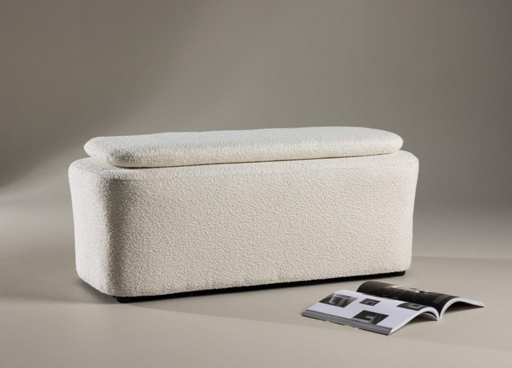 Pouf Laurel tissu bouclette blanc 110 cm mis en scène dans un intérieur