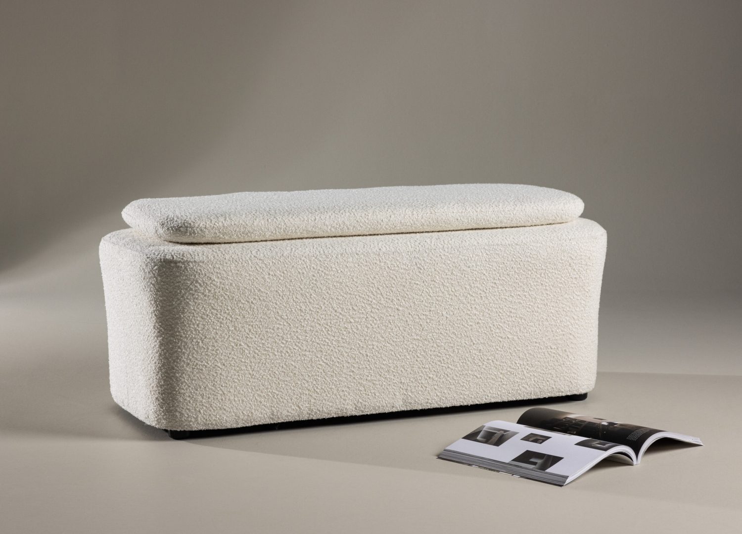 Pouf Laurel tissu bouclette blanc 110 cm mis en scène dans un intérieur