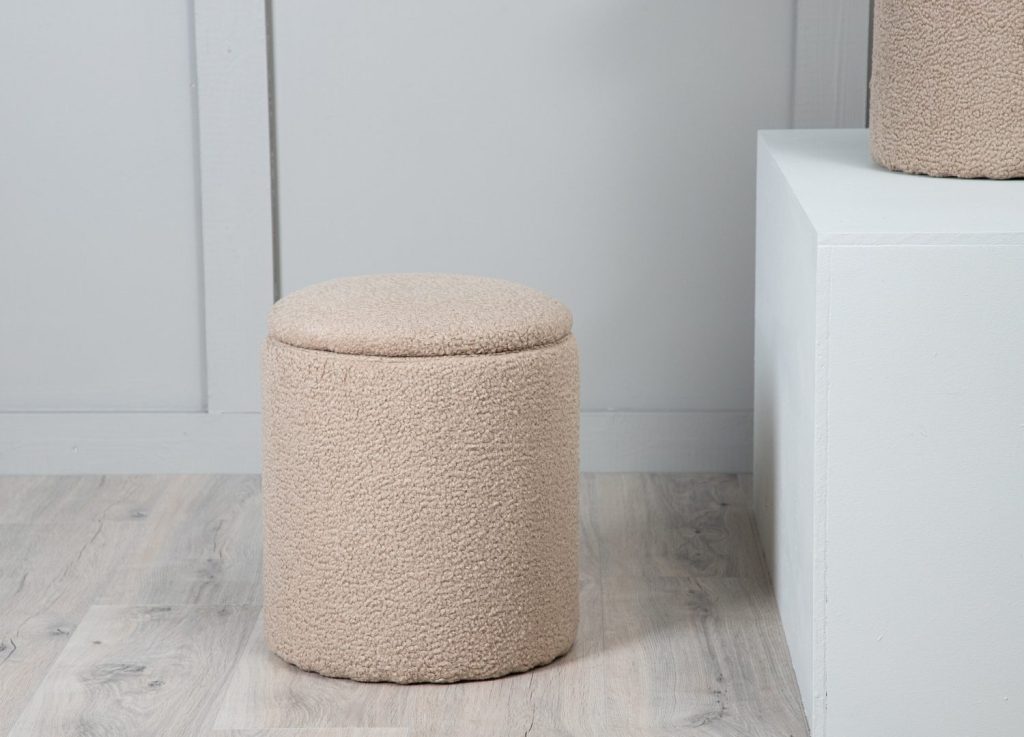 Pouf Limpen tissu bouclette en polyester beige Ø 32 cm mis en scène dans un intérieur