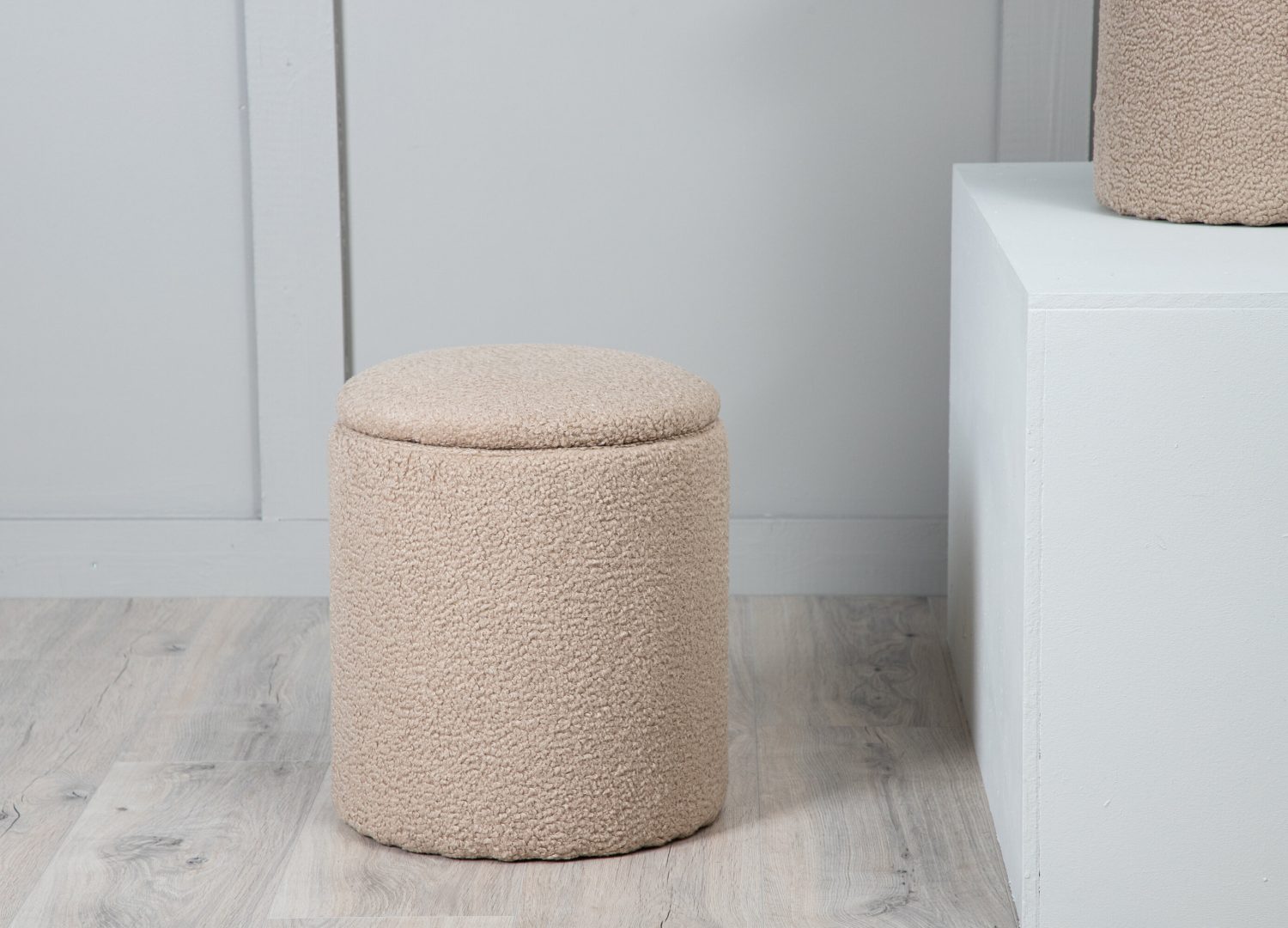 Pouf Limpen tissu bouclette en polyester beige Ø 32 cm mis en scène dans un intérieur