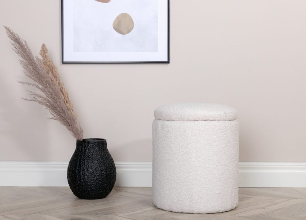Pouf Limpen tissu bouclette en polyester blanc Ø 32 cm mis en scène dans un intérieur