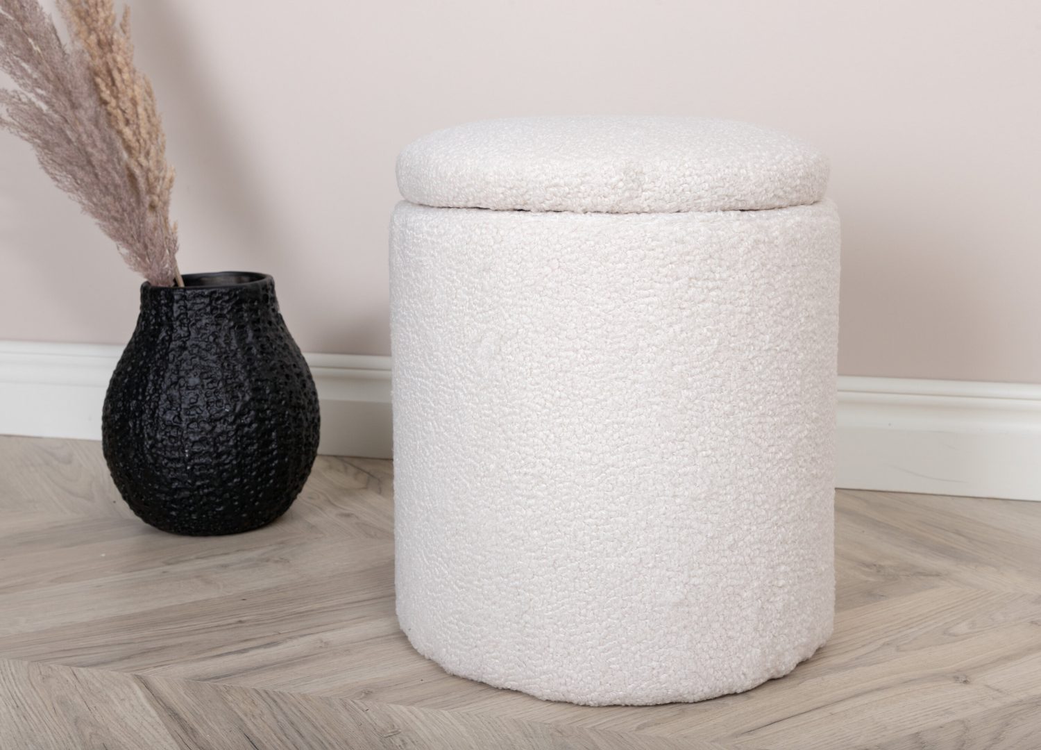Pouf Limpen tissu bouclette en polyester blanc Ø 32 cm présenté dans une ambiance décorative