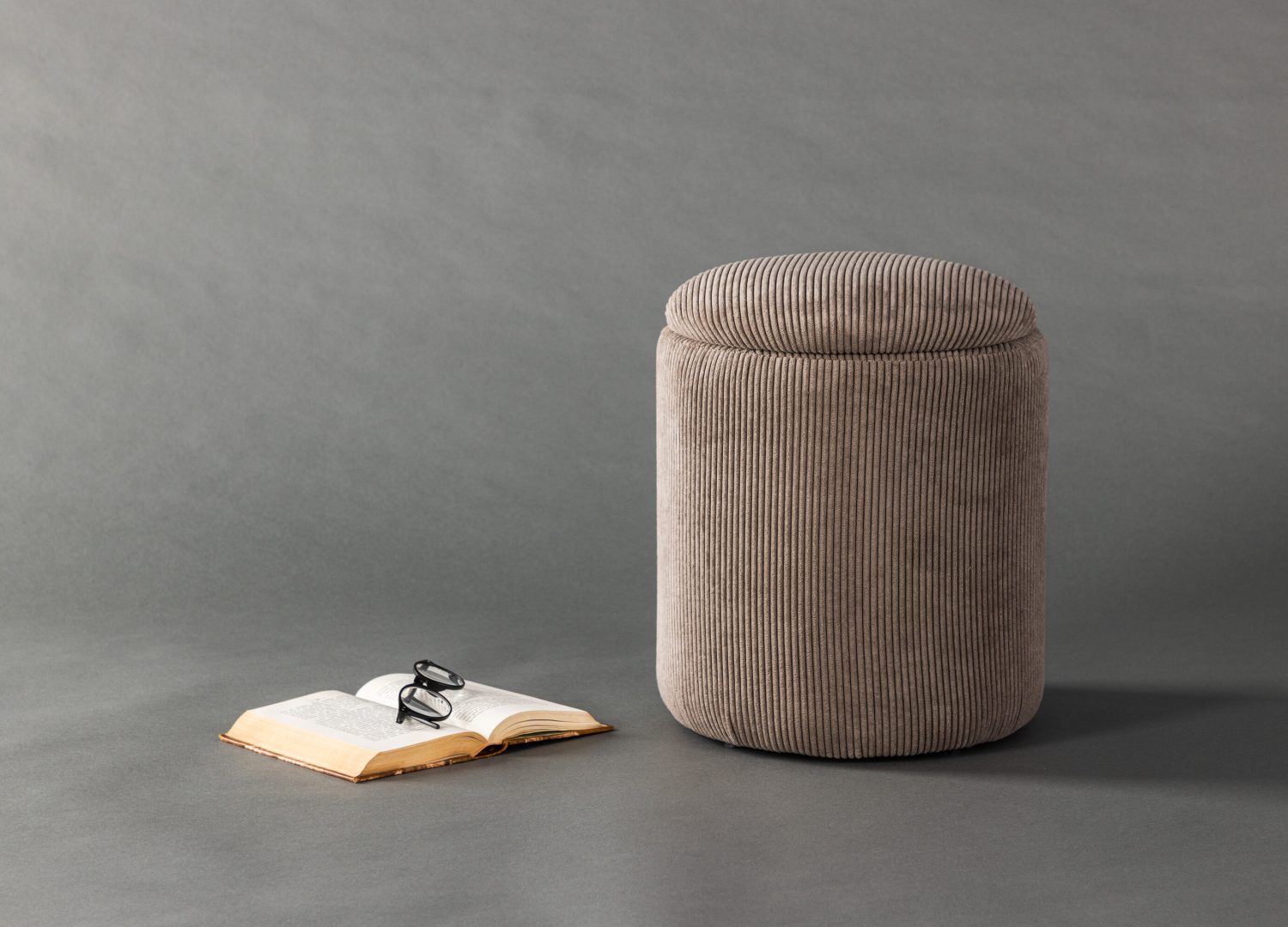 Pouf Limpen velours côtelé en polyester marron Ø 32 cm mis en scène dans un intérieur