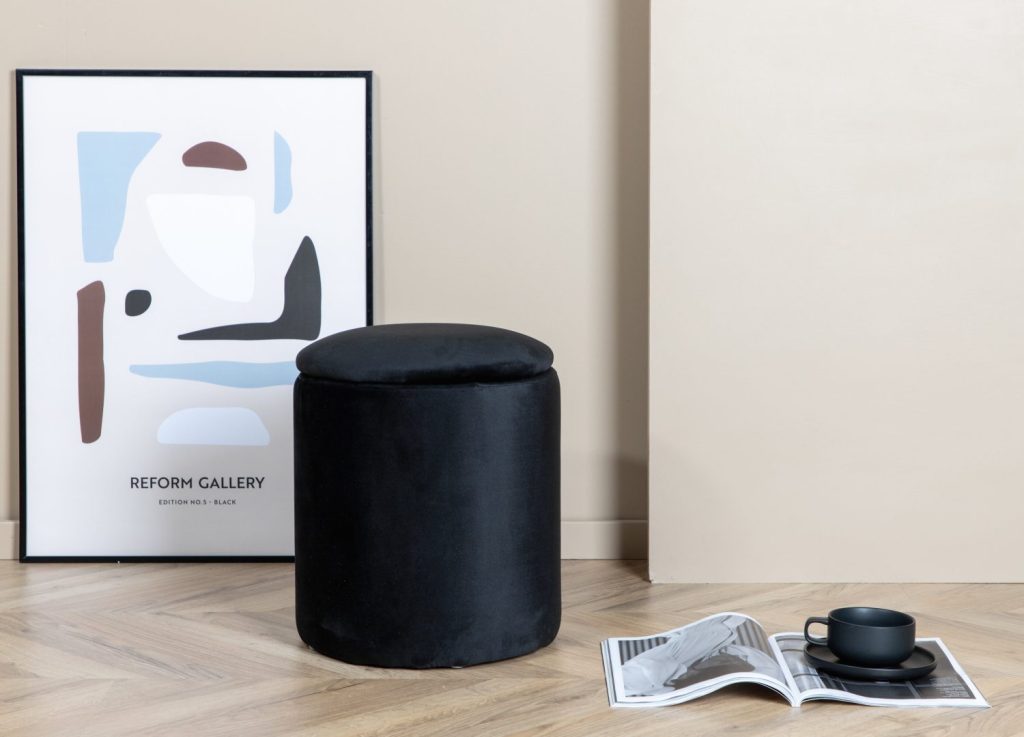 Pouf Limpen tissu bouclette en polyester noir Ø 32 cm mis en scène dans un intérieur