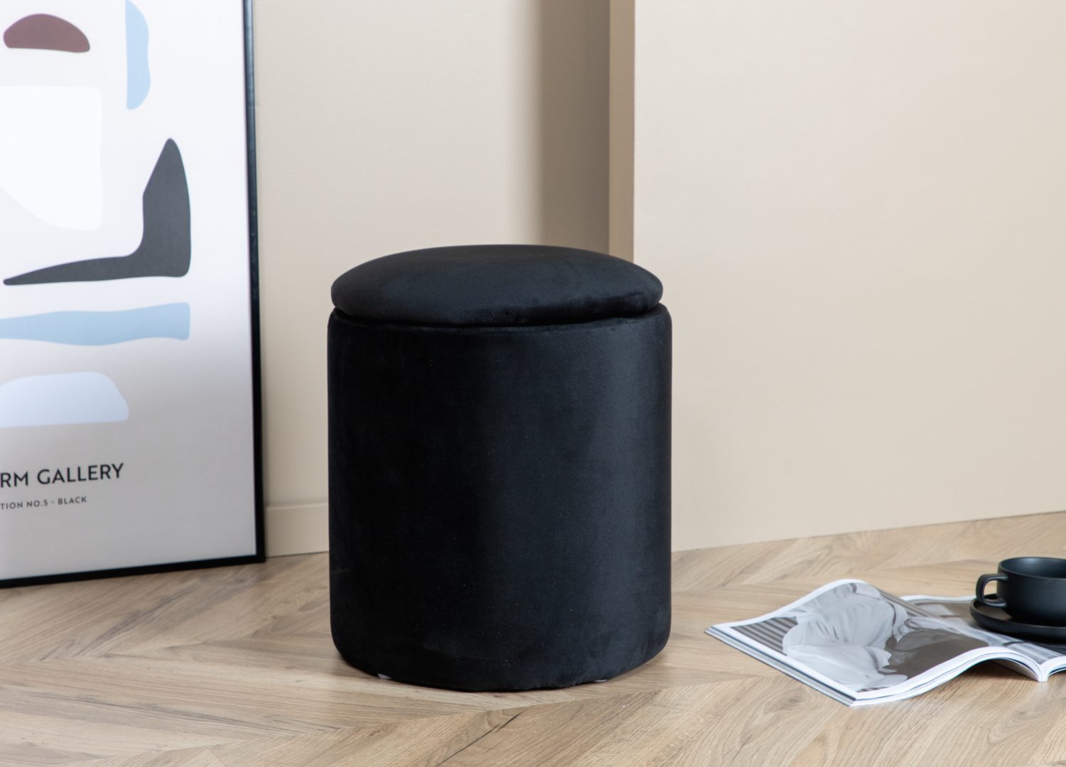 Pouf Limpen tissu bouclette en polyester noir Ø 32 cm présenté dans une ambiance décorative