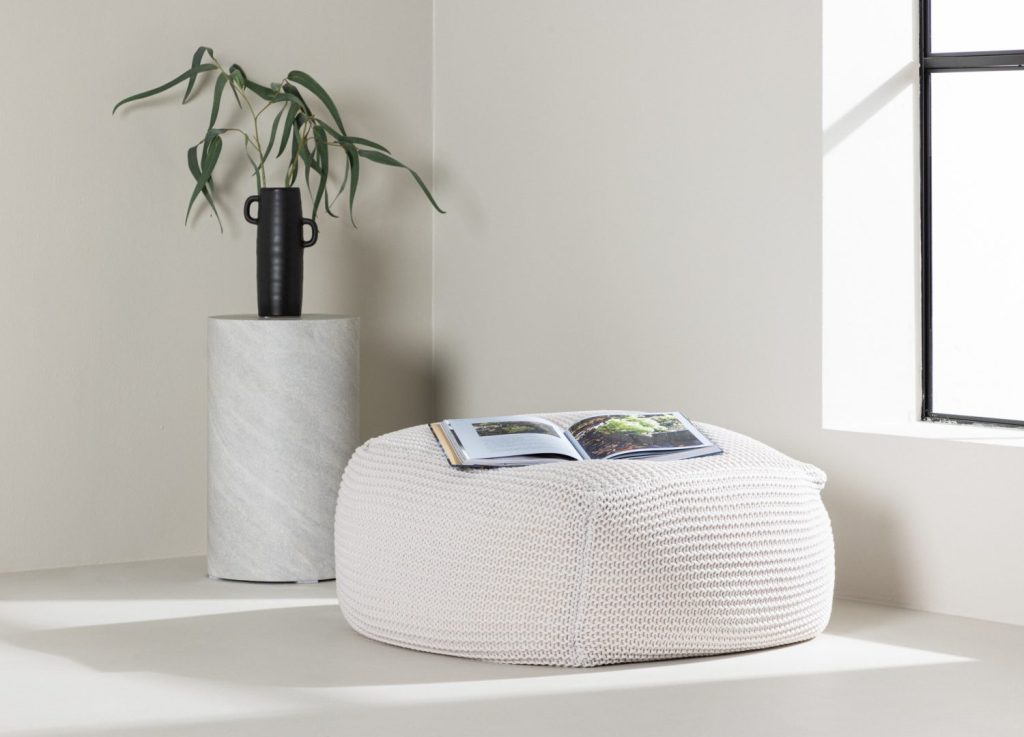 Pouf Luca polyester beige 60 cm mis en scène dans un intérieur