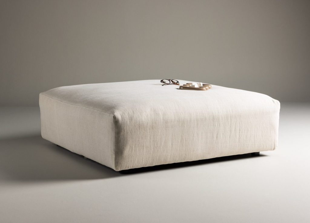 Pouf module Mavi tissu effet lin beige 105 cm mis en scène dans un salon