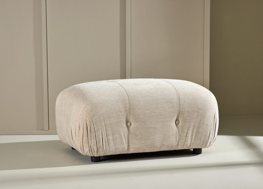 Pouf module Mika tissu beige 94 cm mis en scène dans un salon